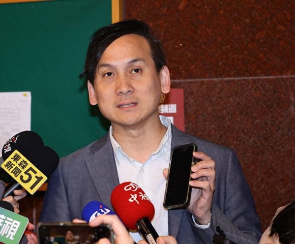 公牛配资 亲绿罢团殴打老人引哗然，叶元之：韩国瑜要被罢免时，也是这样